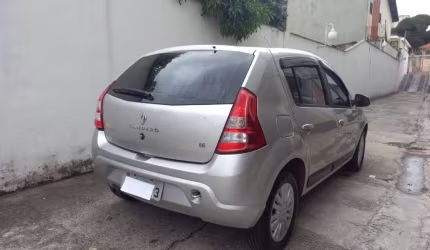 Sandero muito novo