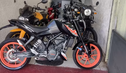  ktm duke 200 absimpecavel com apenas 16.000km a toda prova