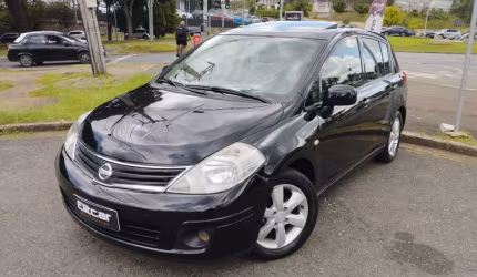 Nissan tiida sl 1.8 hatch com teto solar - 2011