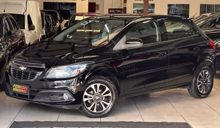  hatch completo, com visual moderno e motor potente para encarar o dia a dia com conforto e seguranç