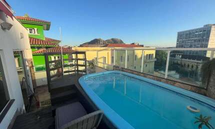 Excelente casa no Centro de Vitória,muito bem localizada, piscina aquecida, 3 andares, 2 salas, 4 q