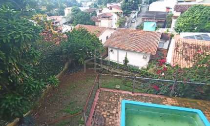 Maravilhosa mansão em Fradinhos, com 4 quartos sendo 3 suítes e 3 vagas de garagem, localização pri