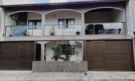Essa casa é uma verdadeira joia, casa duplex com entradas independentes, possui três vagas de garag