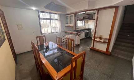 Maravilhosa casa triplex no bairro De Lurdes, com 4 quartos sendo uma suíte, área de lazer e jardim