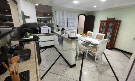 Excelente Casa - 650m² - 3 Quartos, 2 Suítes, Psicina, Sauna, Churrasqueira, Terraço Coberto, 3 Vag