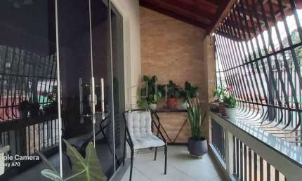 Maravilhosa casa à venda, no bairro Santo Antônio, possuindo 2 quartos no andar de cima e 2 quartos
