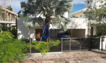 Imperdível Casa de Luxo com 5 Quartos e 4 Suítes na Cachoeira do Bom Jesus, Florianópolis-SC - 291m² - 2 Vagas