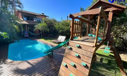 Casa em condomínio fechado com 3 quartos à venda na passagem santa monica, 3192, cachoeira do bom jesus, florianópolis por r$ 2.000.000