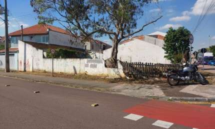 Terreno de esquina para venda ou locação em Curitiba