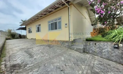 Casa com 4 quartos para alugar na Rua Coruripe, 100, Água Verde, Blumenau, 200 m2 por R$ 4.500