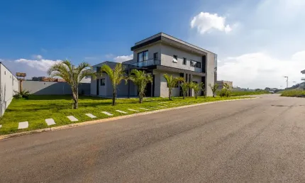 Casa em Condomínio, terreno amplo e arquitetura moderna.