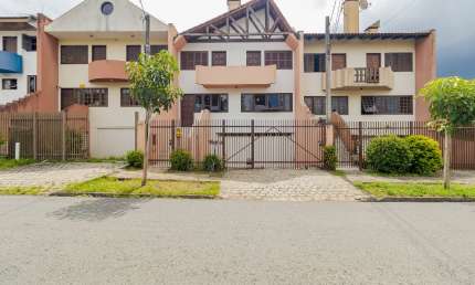 Sobrado 3 quartos, suíte, churrasqueira, 4 vagas de garagem.