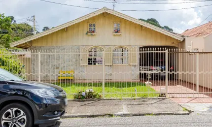 Oportunidade Única no Bacacheri! Casa Principal + 2 para Aluguel = Renda Extra! Agende Sua Visita Agora!