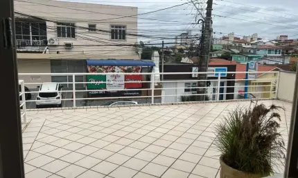Casa com 4 dorms, dependência de empregada - Ótima localização