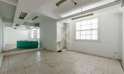 Sala comercial para alugar na Avenida Borges de Medeiros, 343, Centro Histórico, Porto Alegre por R$ 5.500