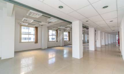 Sala comercial para alugar na Avenida Borges de Medeiros, 261, Centro Histórico, Porto Alegre por R$ 29.000