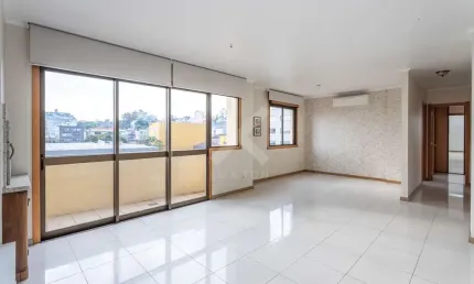 Apartamento com 3 quartos à venda na Avenida Grécia, 1100, Passo da Areia, Porto Alegre por R$ 765.000