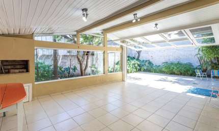 Casa comercial para alugar na Rua Frederico Mentz, 1781, Navegantes, Porto Alegre por R$ 7.500
