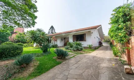 Casa comercial para alugar na Avenida Luiz Manoel Gonzaga, 701, Três Figueiras, Porto Alegre por R$ 29.500