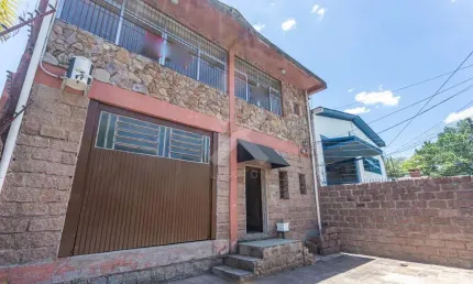 Prédio para alugar na Rua Camoati, 210, Santa Maria Goretti, Porto Alegre por R$ 4.500
