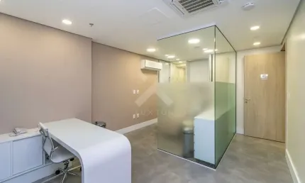 Sala comercial para alugar na Avenida Diário de Notícias, 400, Cristal, Porto Alegre por R$ 22.000