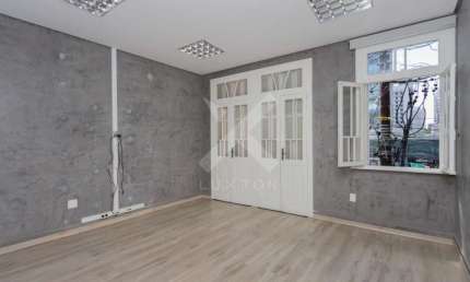 Casa comercial para alugar na Rua Vinte e Quatro de Outubro, 1435, Auxiliadora, Porto Alegre por R$ 7.900