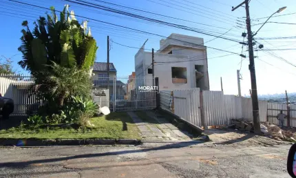 Sobrado triplex 03 quartos, sendo 01 suíte no uberaba