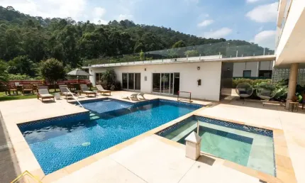 Casa à venda na Avenida Campos de Jordão, Tamboré, Barueri