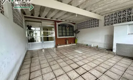Casa à venda com 3 dormitórios e 2 vagas na Esplanada dos Barreiros, São Vicente – SP