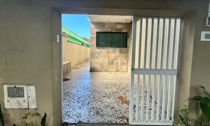 Casa Sobreposta Térrea em Santos - Embaré - 2 Dormitórios, 2 Banheiros - R$599.000
