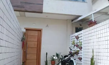 Casa Sobreposta Alta, Modernizada no Embaré, Santos | Avanti Imóveis