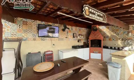Casa  Térrea, com piscina no Macuco, Santos - 4 Dormitórios sendo 1suíte -