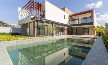 544m² COM 4 SUÍTES, PISCINA E JARDIM ENCANTADOR NO CONDOMÍNIO PARADISO!