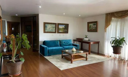 COM 5 QUARTOS, ESCRITÓRIO E 4 VAGAS – LOCALIZAÇÃO EXCELENTE E PRÓXIMO A TUDO!