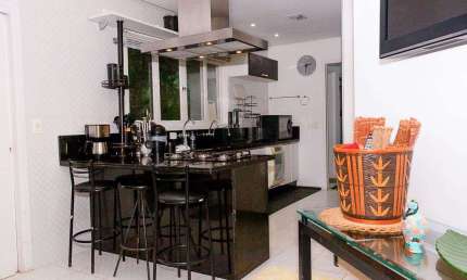 Casa de luxo em Condomínio Verde Mar: 6 quartos, 4 suítes, 7 banheiros, 6 vagas na cidade de Caraguatatuba-SP!