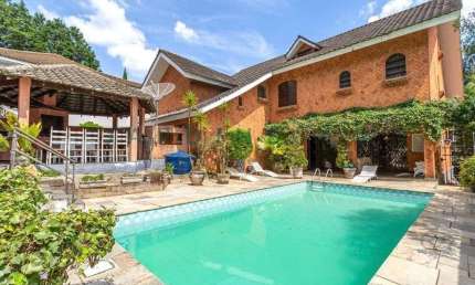 LUXUOSA RESIDÊNCIA NO MORUMBI: Casa em Condomínio de Alto Padrão com 6 quartos, 4 suítes, 8 banheiros, 9 vagas e 700m² de área. Venda ou Locação em São Paulo-SP.