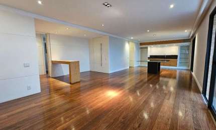 Apartamento de Luxo no Jardim Morumbi, São Paulo-SP: 3 Quartos, 3 Suítes, 4 Banheiros, 192m² de Área. Venha Conferir!