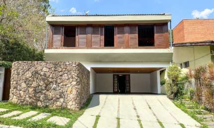 Casa de Luxo no Condomínio Jardim Morumbi - 5 Quartos, 3 Suítes, 6 Banheiros, 2 Vagas de Garagem, 400m² de Área - São Paulo-SP
