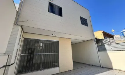 Casa comercial para locação no Ipiranga, São Paulo-SP, 3 banheiros, 6 vagas, 300m²!