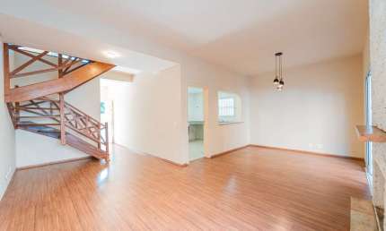 Casa em condominio fechado com 325m² de área total em Cotia a venda