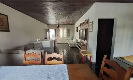 Impecável Casa de 4 Quartos e 2 Suítes com 3 Vagas de Garagem à Venda no Jardim Londrina!