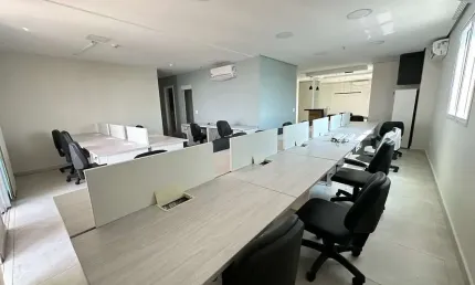 Sala comercial de alto padrão em frente ao metrô são joaquim, são paulo-sp: 157m², 3 banheiros e 4 vagas de garagem