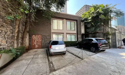 Excelente Casa Comercial para Locação em São Paulo-SP no Jardim Paulistano  5 salas, 2 banheiros, 4 vagas, 230m²