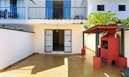 Casa à venda na Vila Madalena, São Paulo-SP: 3 quartos, 1 suíte, 4 banheiros, 2 vagas de garagem, 239 m² de área.