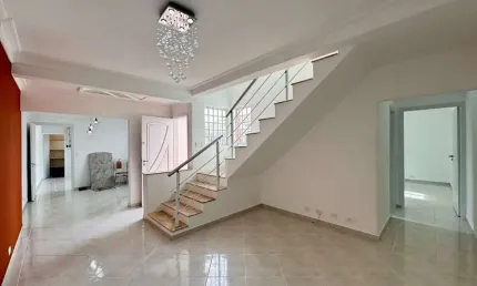 Casa em Condomínio de Luxo à Venda em São Paulo-SP, Jardim Germânia: 3 Quartos, 3 Banheiros, 3 Vagas, 153m²!