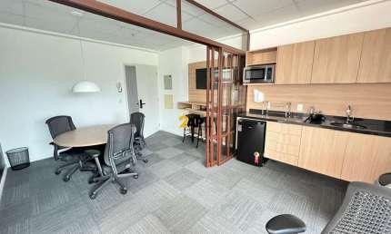 Locação de Sala Comercial de Alto Padrão em São Paulo-SP, Bairro Chácara Santo Antônio: 3 Salas, 1 Banheiro, 2 Vagas, 60m².