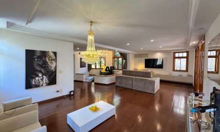 Casa de luxo em Interlagos: 4 quartos, 2 suítes, 2 salas, 4 banheiros, 2 vagas, 250m². Venda ou aluguel em São Paulo-SP!