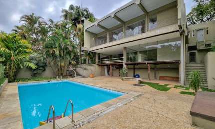Luxuosa casa em condomínio com 5 suítes e 8 vagas no Morumbi, São Paulo-SP: 900m² de conforto e exclusividade!