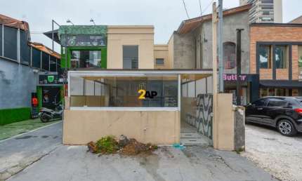 Casa Comercial Espaçosa na Vila Nova Conceição - 7 Salas, 3 Banheiros, 220m² - São Paulo-SP