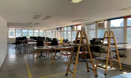 Meio andar para venda em Pinheiros com 4 salas, 3 vagas de garagem e 448m² no Jardim Paulistano, São Paulo-SP